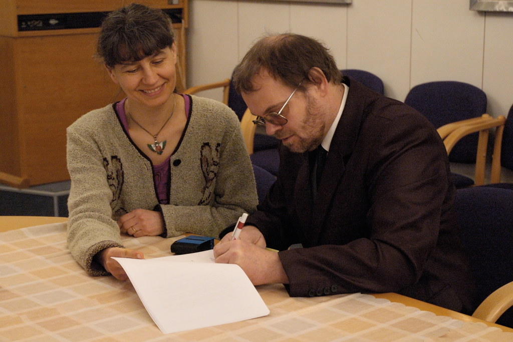 Zdeněk Mutina podepisuje smlouvu